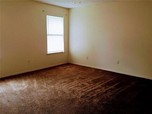 3rd image of 560 Majestic Park Ln