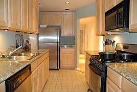 4th image of 747 N Sedgwick St APT 2S