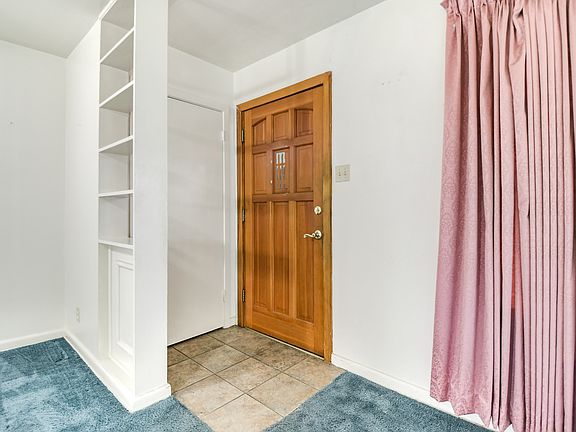 5th image of 318 Storeywood Dr