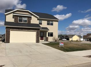1557 Creekside Dr W, Williston, ND 58801