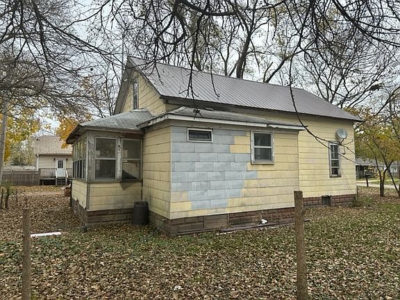 3rd image of 202 S Van Horn St