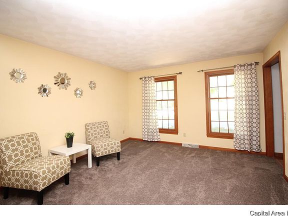 3rd image of 2 Willow Hill Dr