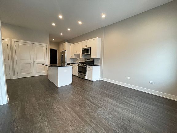 4th image of 1730 W Greenleaf Ave #406
