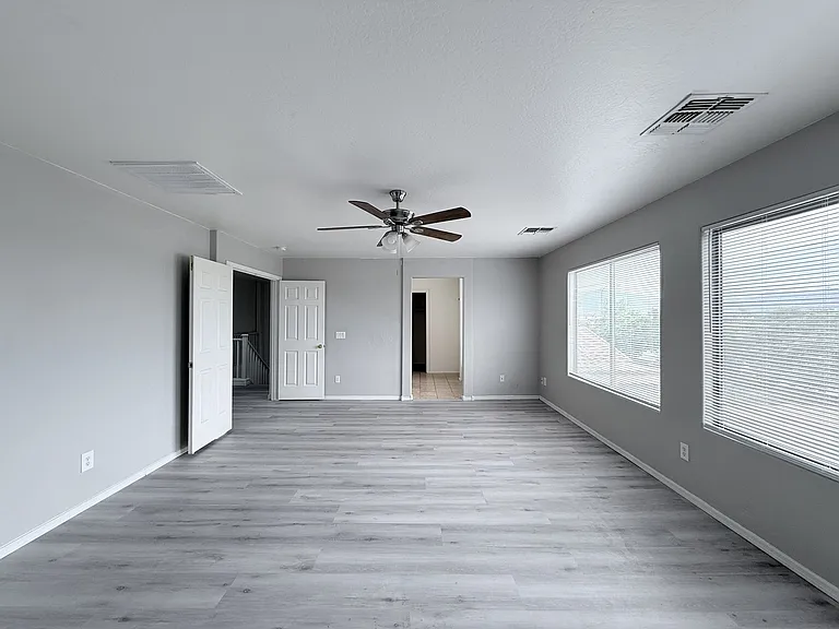 6830 S 70th Dr — Photo 10