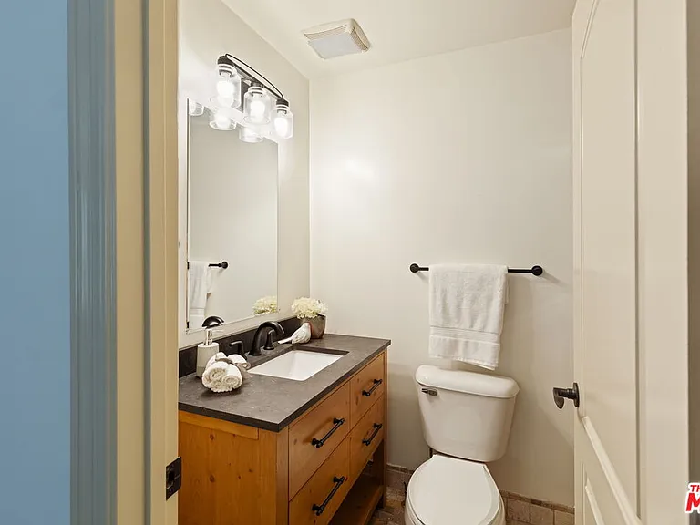 272 N Chester Ave #101 — Photo 34