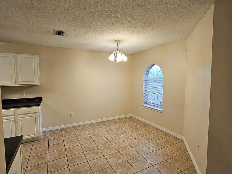 9425 Victoria Ln — Photo 9