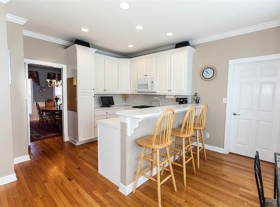 4th image of 2114 Oak Dr