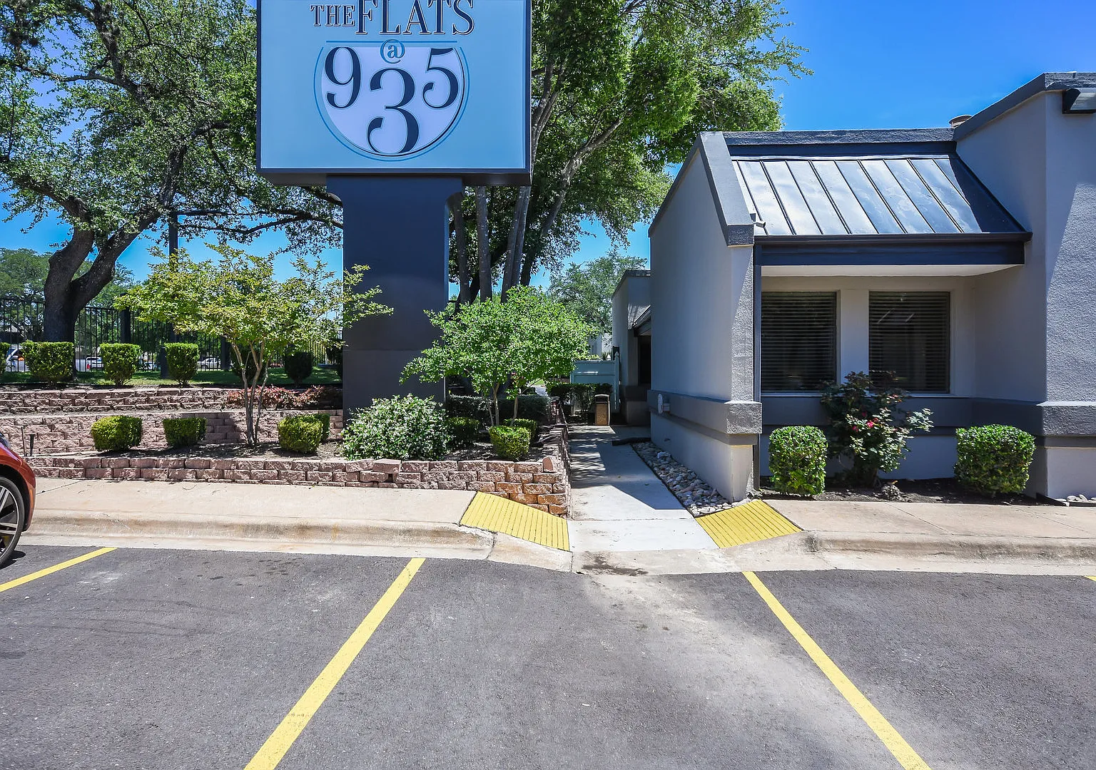 Available: remodeled 1 bed / 1 bath with luxury amenities — Photo 4