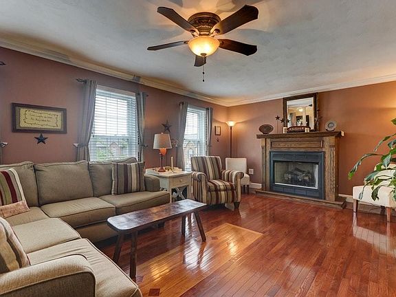3rd image of 4710 Meadow Crossing Ln NE