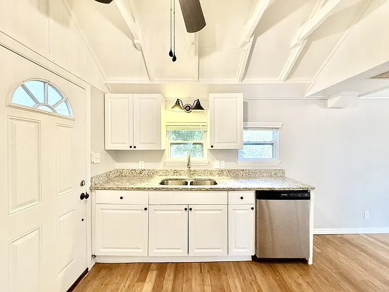 713 Smith St — Photo 15