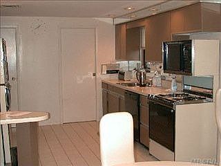 5th image of 32 Roseanne Dr