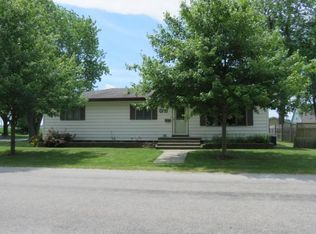 534 E Warren St, Moweaqua, IL 62550