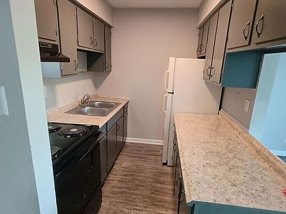2nd image of 2021 Cambridge Dr APT 44