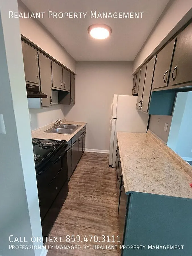 Building Photo - 2021 Cambridge Dr #44