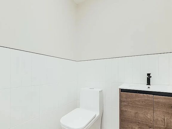5th image of 987 Rogers Ave #4A