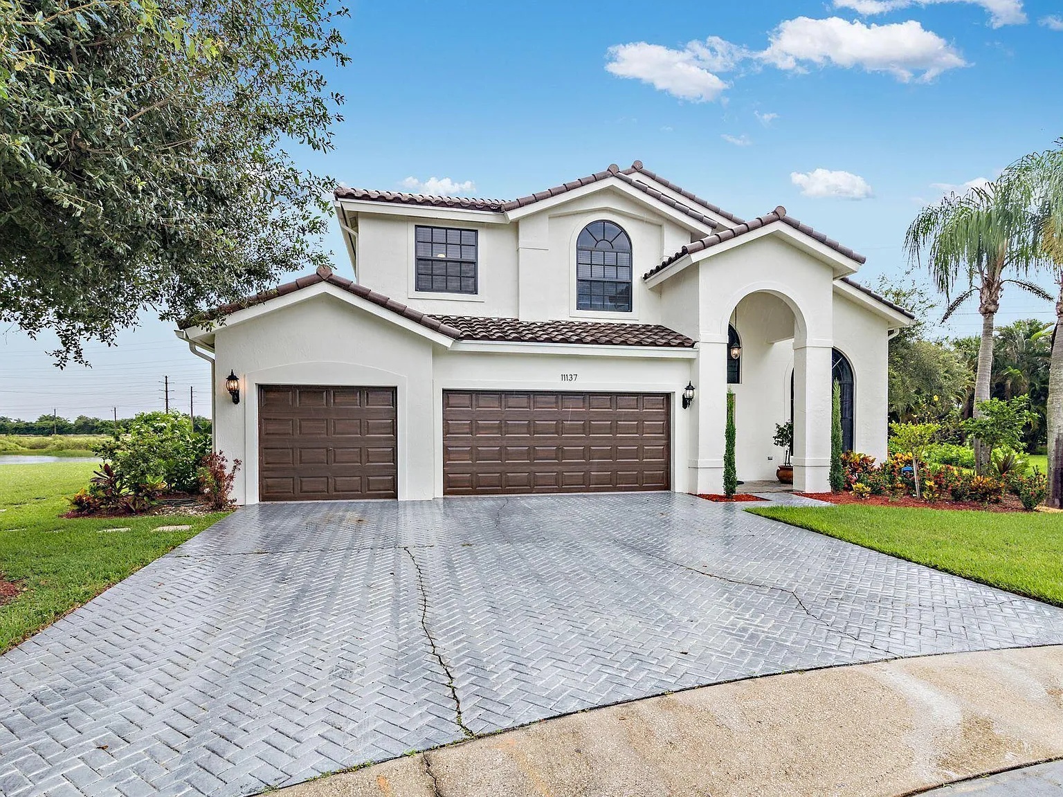 4 bed, 3.0 bath, 2194 sqft, $9,500 — Photo 1
