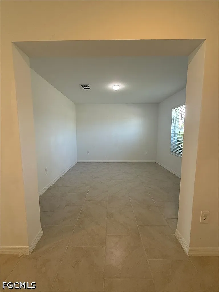 5 bed, 2.5 bath, 2959 sqft, $2,600 — Photo 2