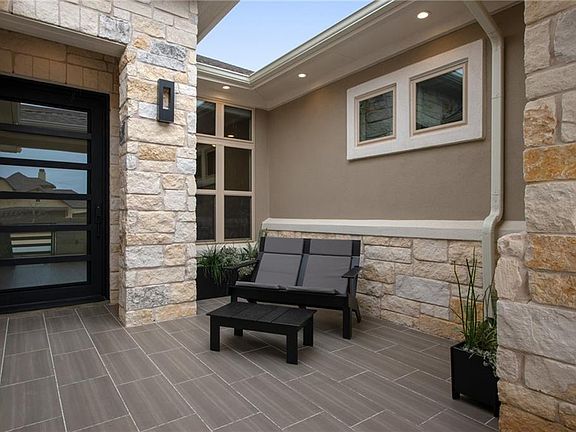 4th image of 404 Baldovino Skyway
