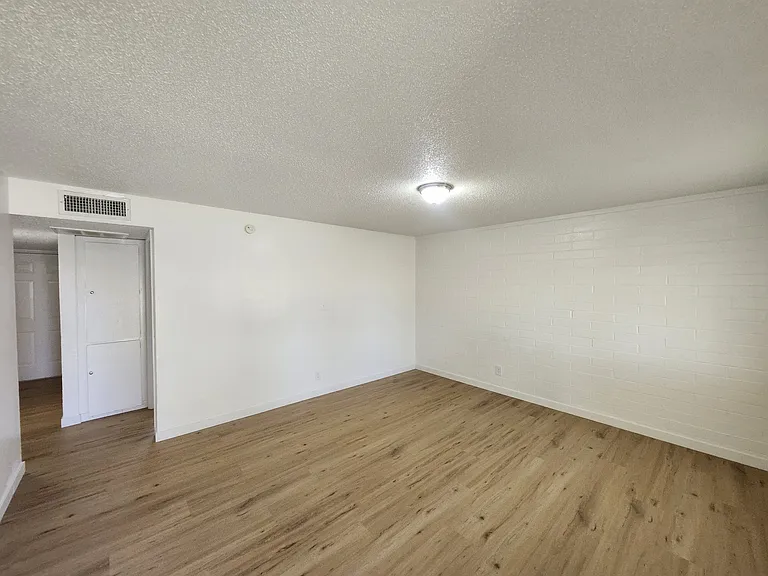 5229 N 59th Dr #4 — Photo 2