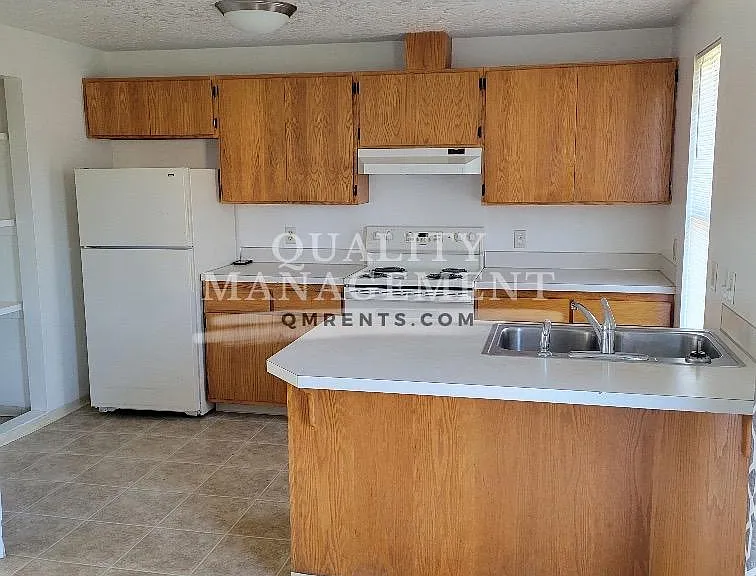 624 W Dewey Ave — Photo 2