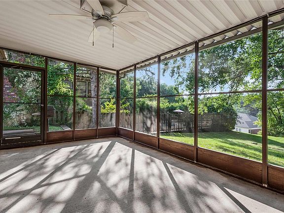3rd image of 3539 Queens Hill Dr