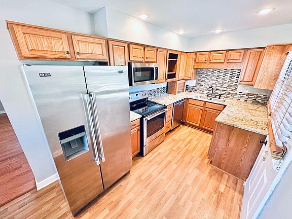 5th image of 3671 Barron Ave
