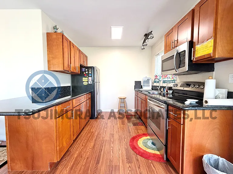 2323 E Manoa Rd — Photo 5