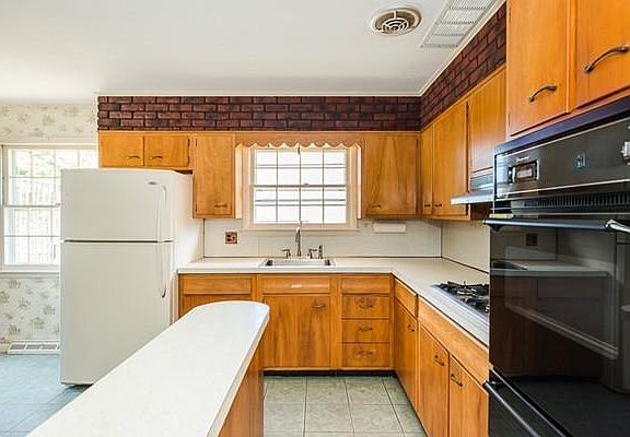 2nd image of 37 Johnson St