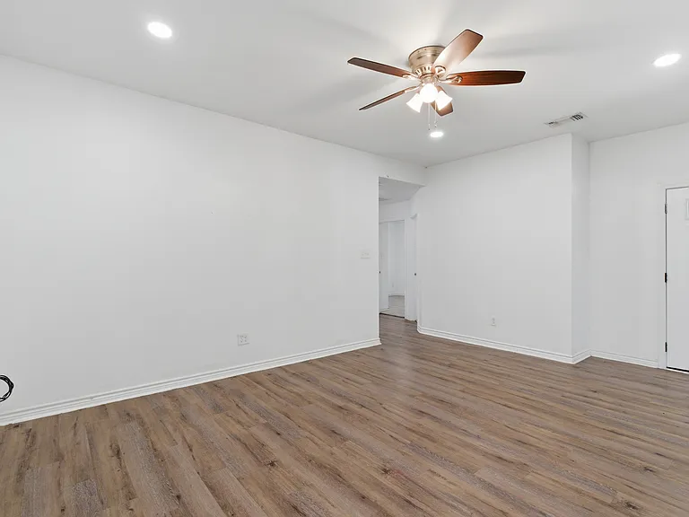 521 E Sears St — Photo 10
