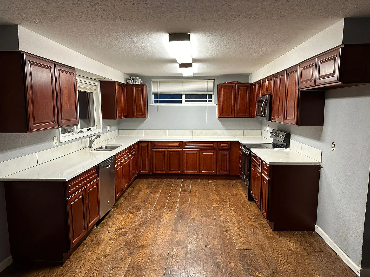 9 bed, 2573 sqft, $6,950 — Photo 2