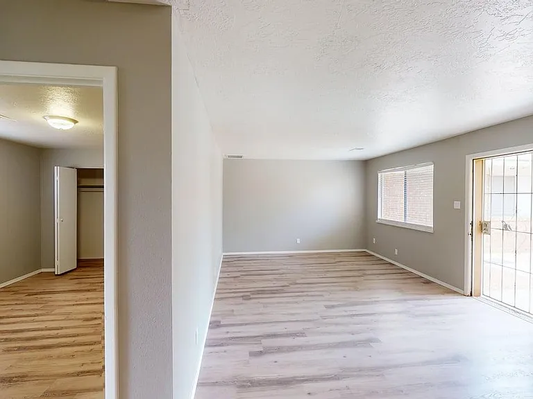 Contemporary, Loaded 2 Bed 2 Bath Apartment on Conchas Park — Photo 37