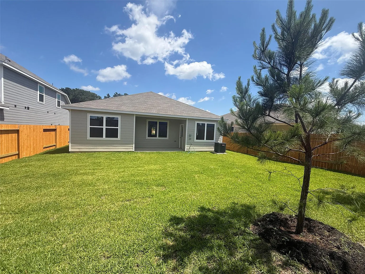 3 bed, 2.0 bath, 1316 sqft, $2,095 — Photo 2