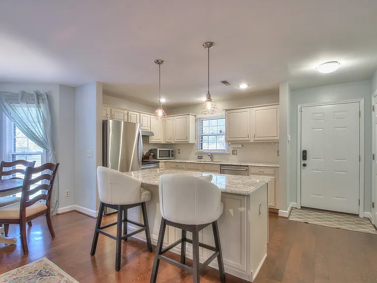 3321 Lealand Ln — Photo 2