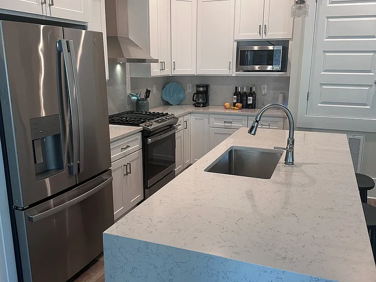 546 Howard Ave — Photo 10