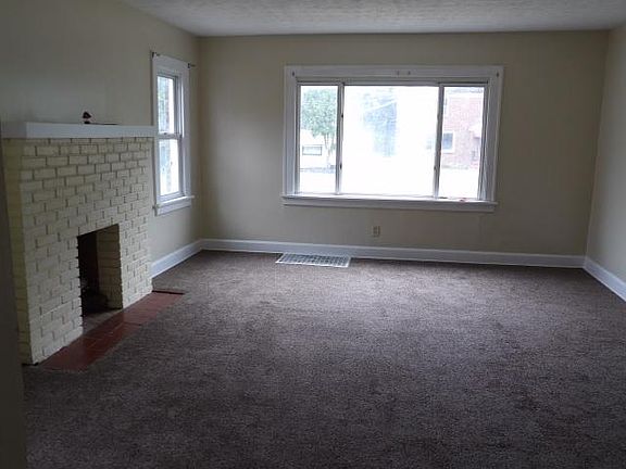 5th image of 46 Roslyn Dr