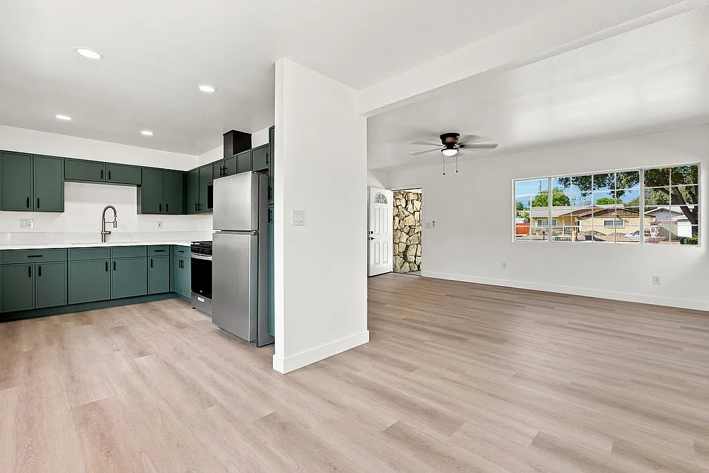 3 bed, 1078 sqft, $2,795 — Photo 4