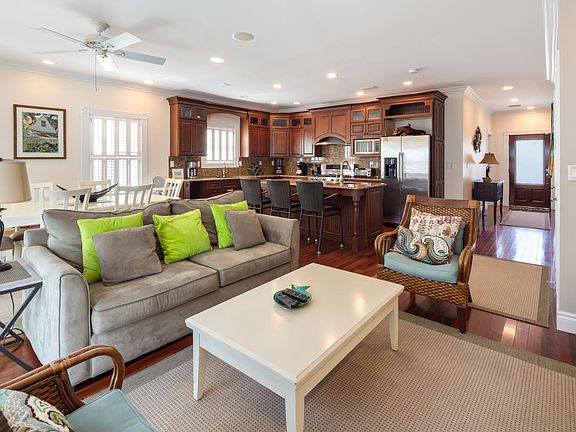 Living area - Dining and work friendly space