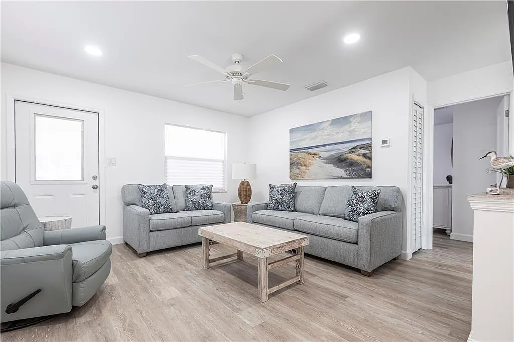 2 bed, 1.0 bath, 728 sqft, $7,367 — Photo 3