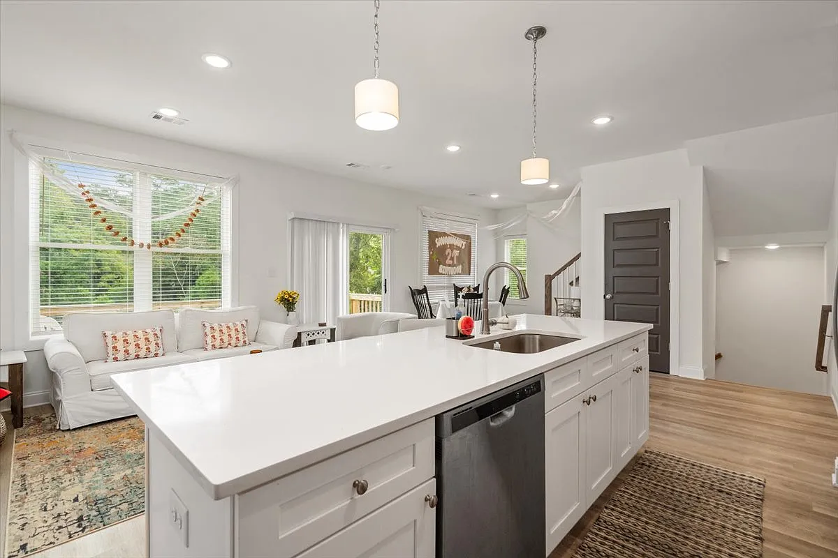 5 bed, 5.5 bath, 2198 sqft, $4,900 — Photo 3
