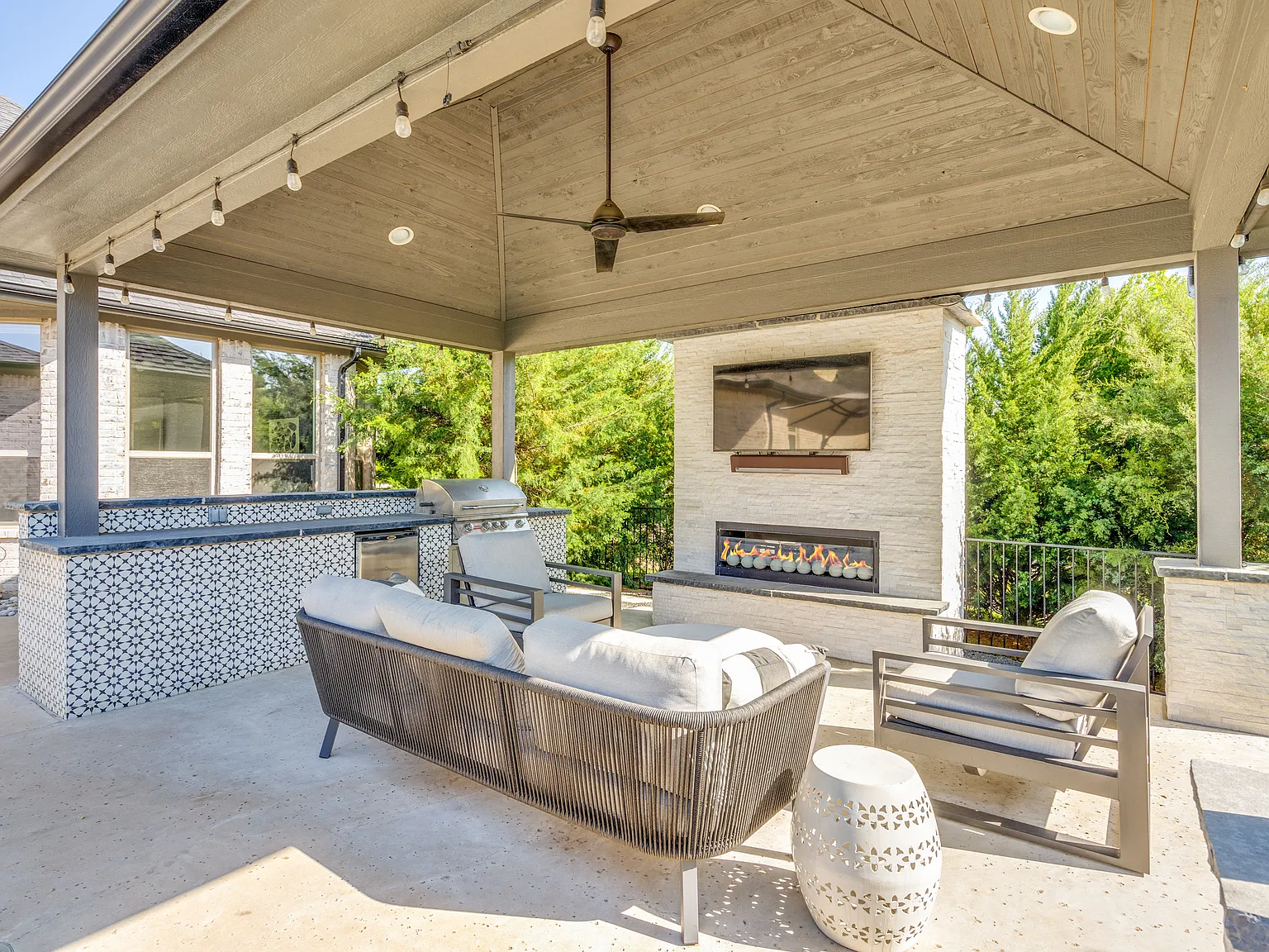 5 bed, 4931 sqft, $10,000 — Photo 2