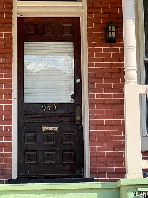 2nd image of 943 W Gordon St