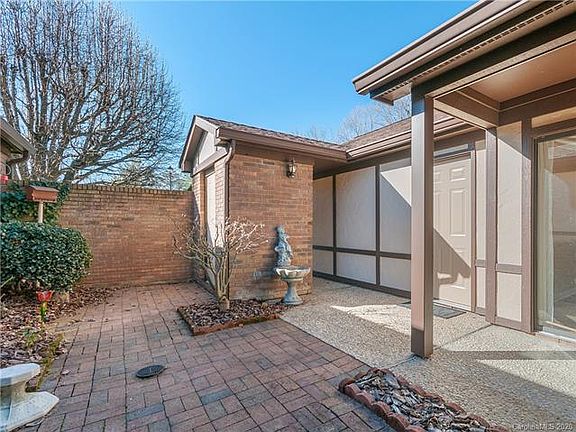 3rd image of 13 Bradford Cir