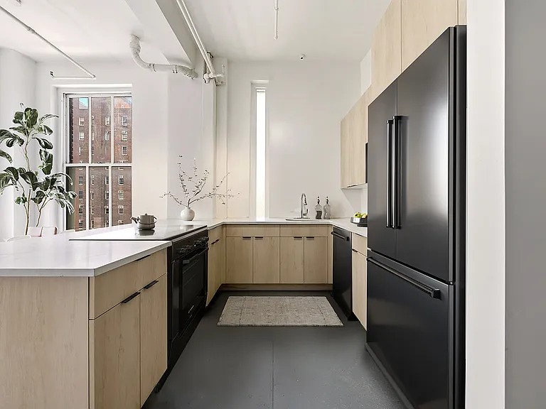 325 W 37th St #9F — Photo 7