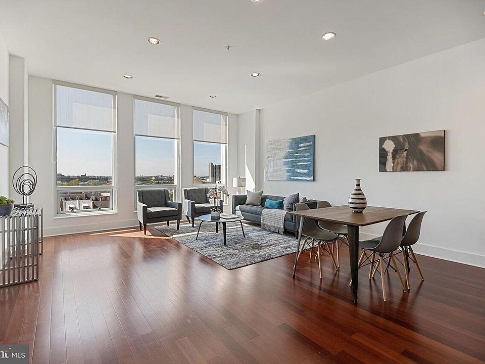 Living room. Southern views.