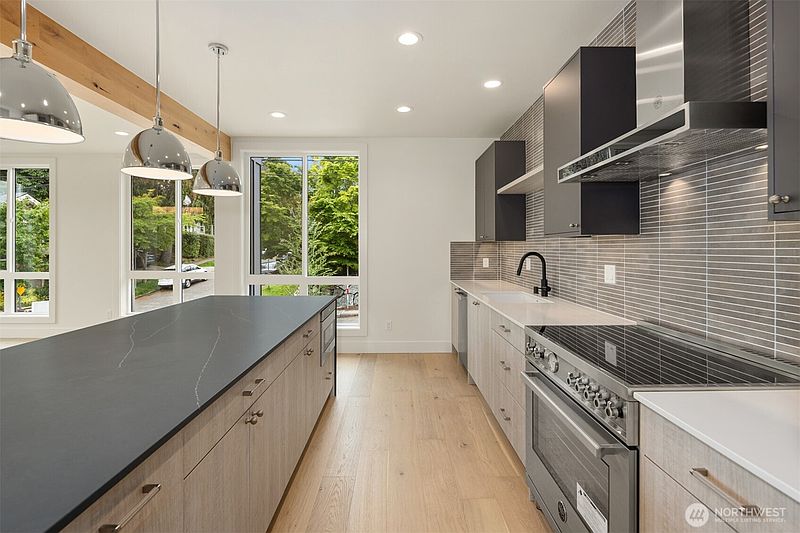 4th image of 102 NE 44th Street