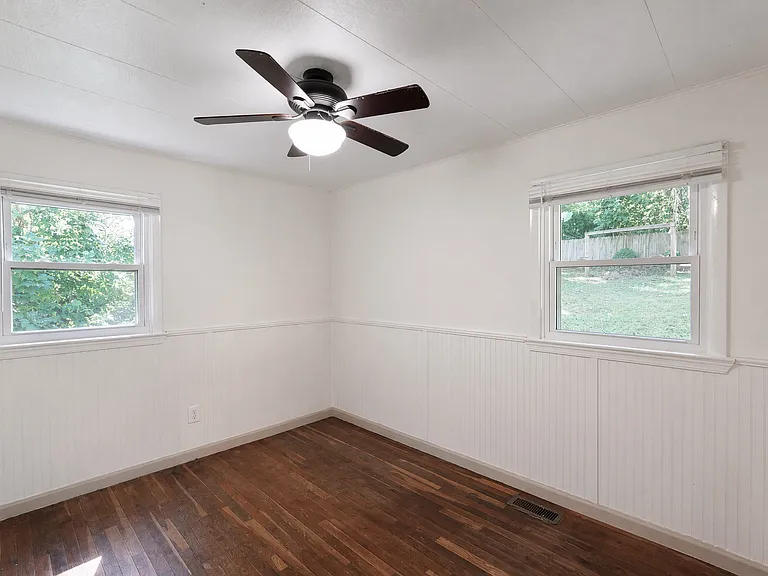 1042 Floral Ct — Photo 28