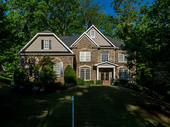 2nd image of 207 Fernwood Pl