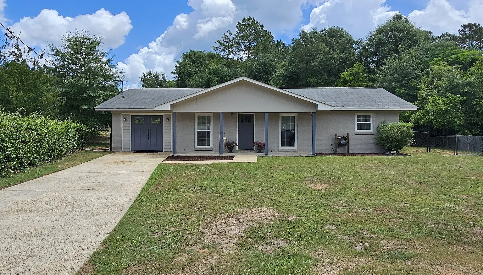 3 bed, 1.5 bath, 1350 sqft, $1,400 — Photo 1