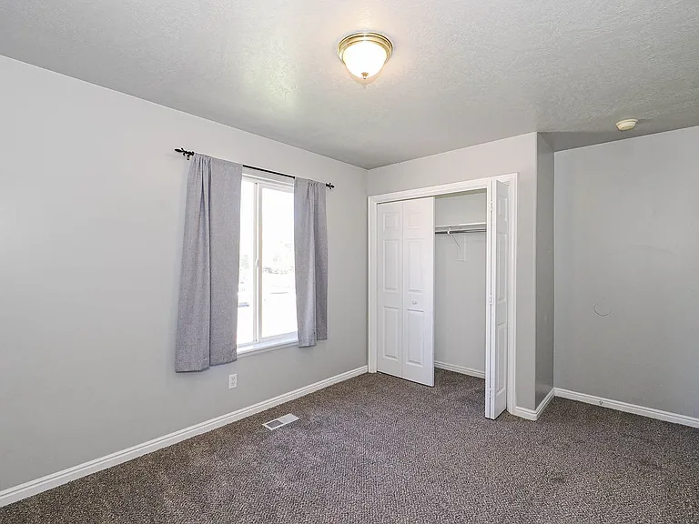 537 N 400 W — Photo 19