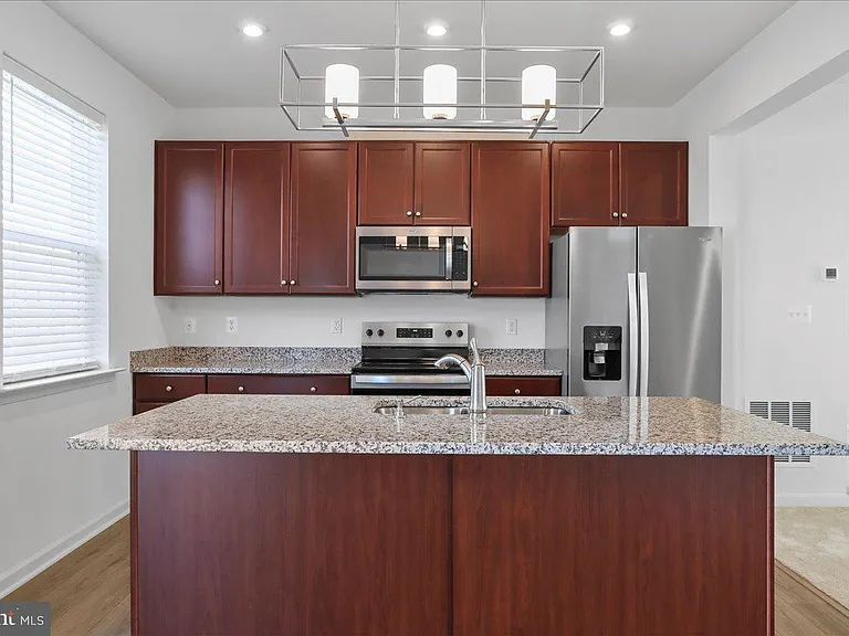 100 Stafford Pl — Photo 8